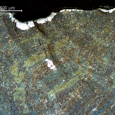 Micrography of the weld metal, at the face, presenting regions of large ferritic grains.  The acicular ferrite has suffered degradation due to the long heat treatment cycle (12 hours) in a temperature of 640°C, that is higher than the recommended for the D2 filler metal.