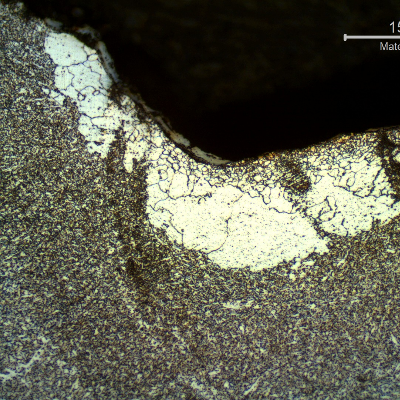 Micrography of the weld metal, at the face, presenting regions of large ferritic grains.  The acicular ferrite structure in the columnar (previous austenitic) grains has suffered degradation due to the long heat treatment cycle (12 hours) in high temperature.