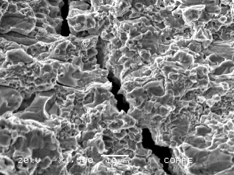 Fractography of the roller bearing, close to the external surface.  In this position the fracture of the cylindrical roller bearing shows micromechanisms of decohesion at large carbides (cracked) and quasecleavage, typical of overloading this high strength tool steel (martensitic with  carbides at 64 HRc).