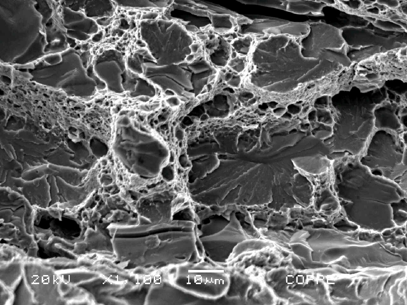 Fracture micromechanism at a region close to the internal surface.  In this position the fracture shows ductile micromechanisms (dimples) as well as decohesion of large carbides and (brittle) cleavage facets, typical of overloading this low strenght ferritic structure (21 HRc).  The structure in this region, ferritic with large broken carbides and small rounded carbides, is of a low toughness, as indicated by the fracture.