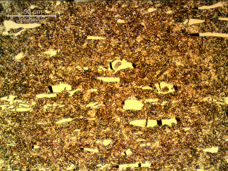 Micrographic detail of the roller bearing microstructure, close to the external surface, presenting 64 HRc and a microstructure that is martensitic with large carbides, several presenting internal cracks.