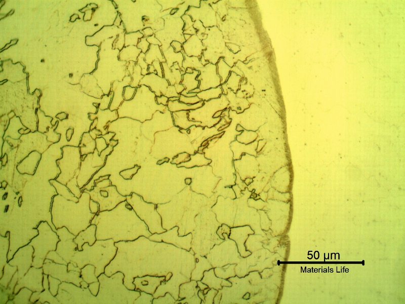 Micrographic detail of a longitudinal section of the pipe at the interface with the clad plate, with Nital etch that reveals only the low alloy steel structure, to the left side of the image.