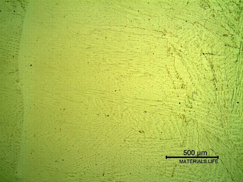 Low magnification micrography of a longitudinal section of the pipe at the interface between overlay layers, with electrolytic etch that reveals the Ni alloy structure, large columnar grains with celular morphology.