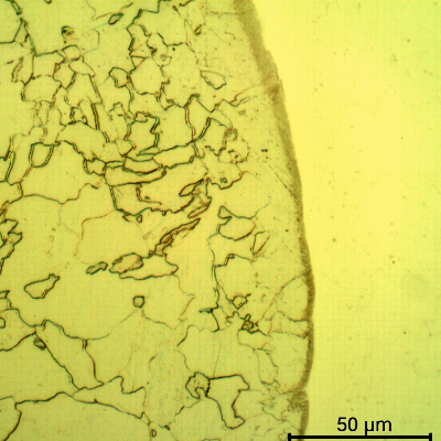 Micrographic detail of a longitudinal section of the pipe at the interface with the clad plate, with Nital etch that reveals only the low alloy steel structure, to the left side of the image.