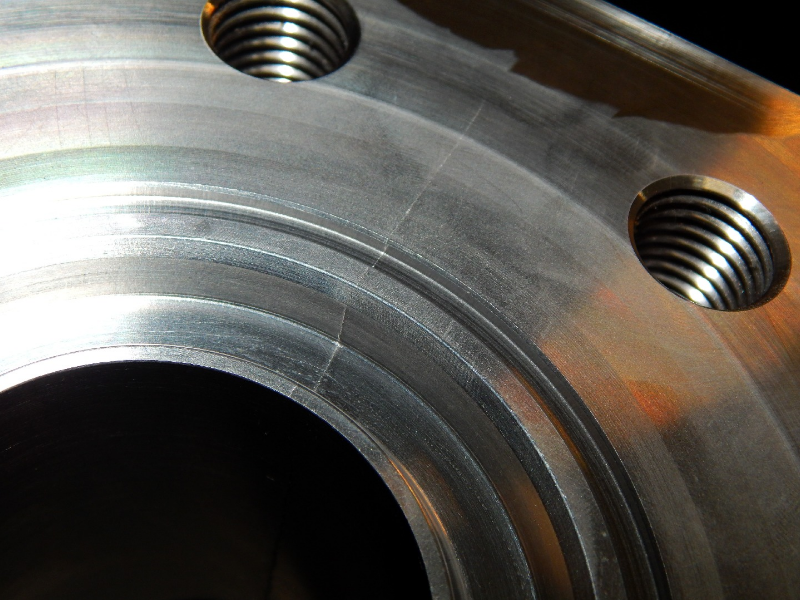 Detailed aspect of the cracking, straight and presenting a brittle aspect.