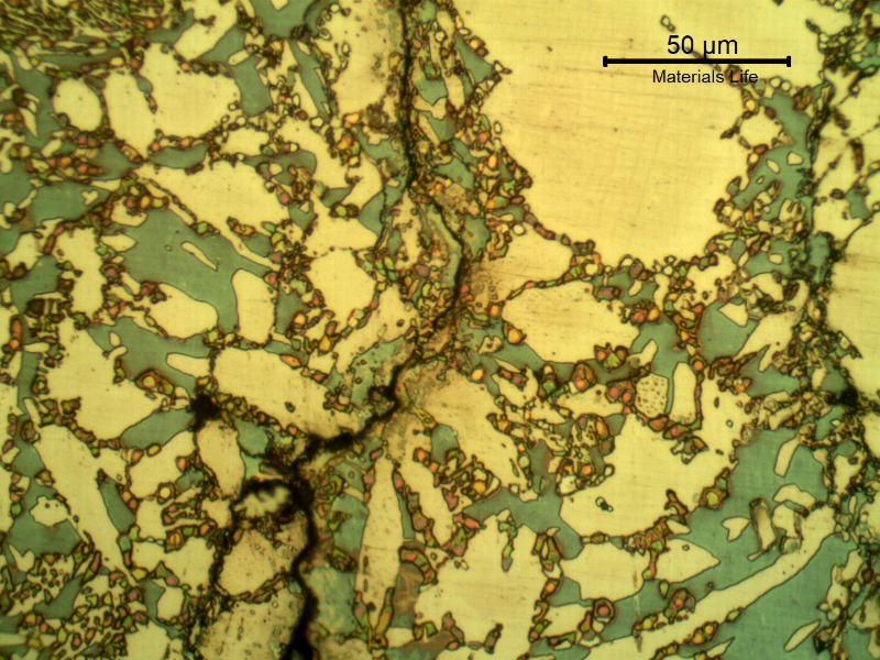 Micrographic aspect of the cracking. It is brittle, transgranular and associated to the ferritic/sigma phase interfaces.