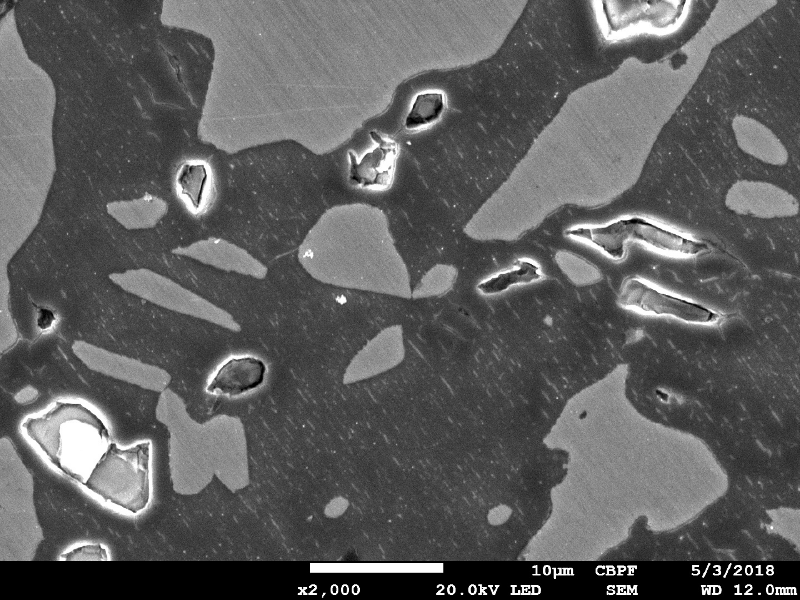 High magnification details by scaning electron microscopy. The structure is ferritic austenitic, with a large amount of detrimental phases associated to the ferritic structure, probably sigma phase.