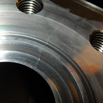 Detailed aspect of the cracking, straight and presenting a brittle aspect.