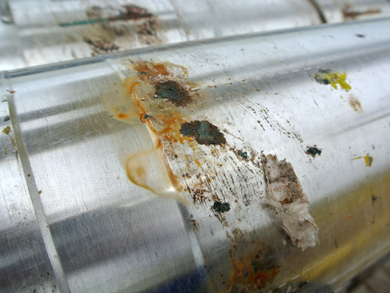 Aspect of the external side of the nominal diameter 6 3/4" drilling tool, after cleaning for inspection. Several regions of corrosion where detected where the drilling mud was adhered and remained for a period a little longer than 1 month. This tool is a high strength steel, cold worked.