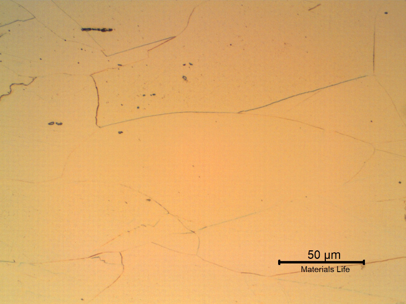 Micrographic detail of the longitudinal section of the drill collar, in the center of the thickness, presenting slightly elongated grains of fully austenitic microstructure, cold worked.