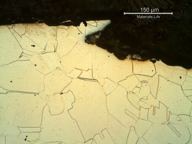 Micrography of the damaged region close to the external surface, presenting a localized dissolution/corrosion.