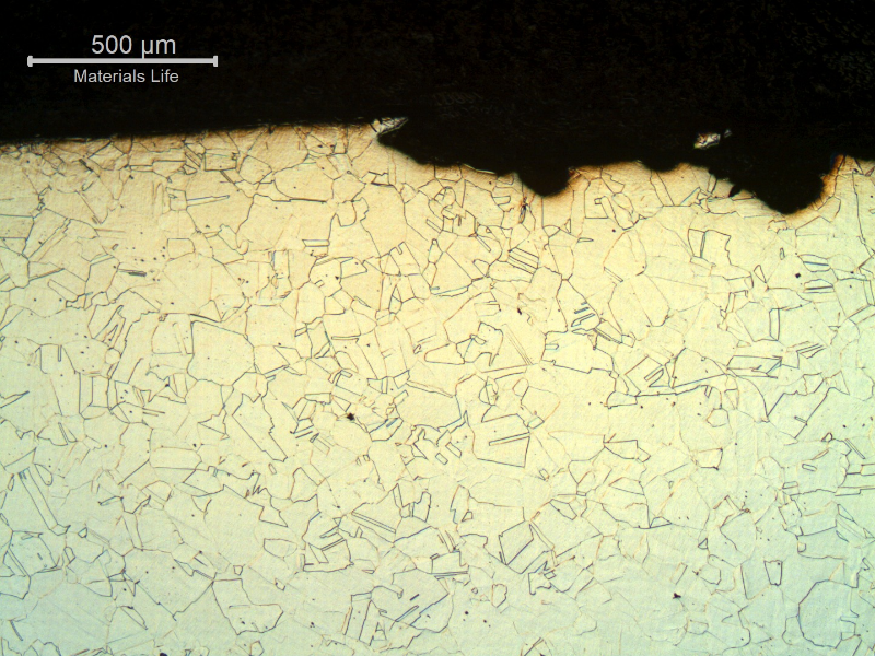 Micrography of the damaged region close to the external surface, presenting a localized dissolution/corrosion.