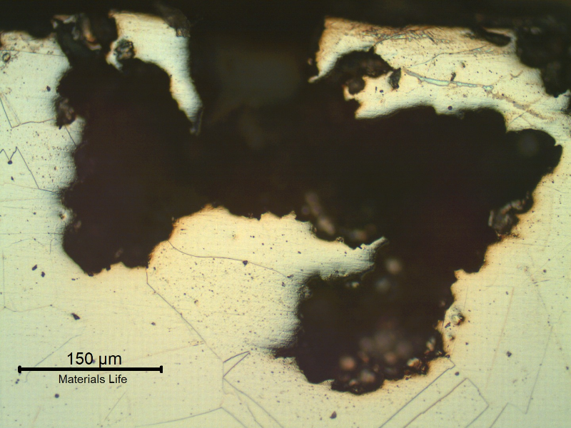 Micrography of the damaged region close to the internal surface, presenting a deep pitting corrosion morphology.