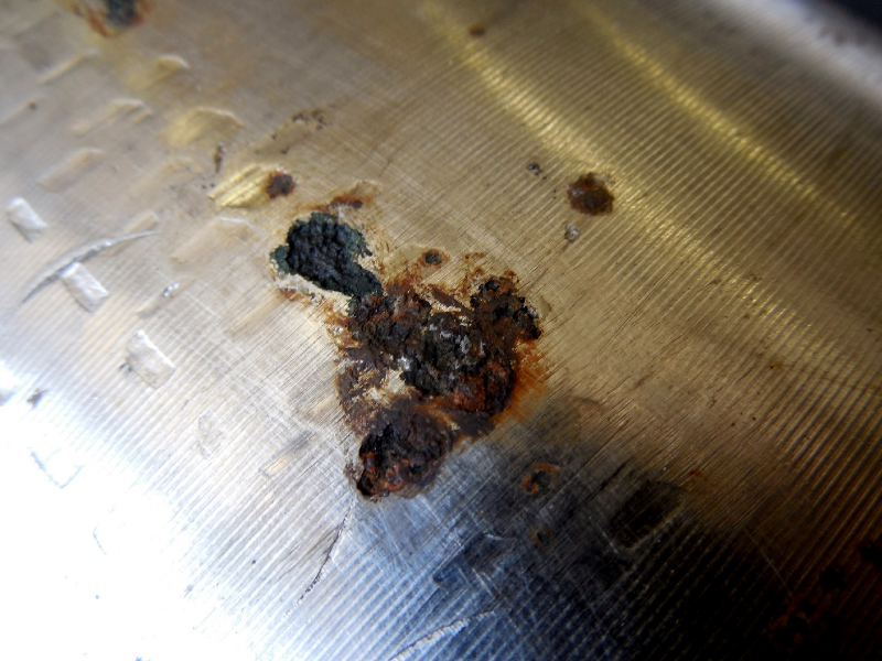 Aspect of the external side of the nominal diameter 6 3/4" drilling tool, after cleaning for inspection. Several regions of corrosion where detected where the drilling mud was adhered and remained for a period a little longer than 1 month. This tool is a high strength steel, cold worked.