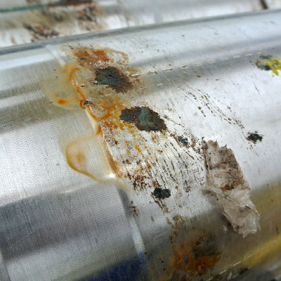 Aspect of the external side of the nominal diameter 6 3/4" drilling tool, after cleaning for inspection. Several regions of corrosion where detected where the drilling mud was adhered and remained for a period a little longer than 1 month. This tool is a high strength steel, cold worked.