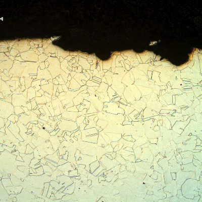 Micrography of the damaged region close to the external surface, presenting a localized dissolution/corrosion.