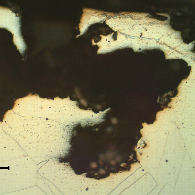 Micrography of the damaged region close to the internal surface, presenting a deep pitting corrosion morphology.