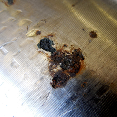 Aspect of the external side of the nominal diameter 6 3/4" drilling tool, after cleaning for inspection. Several regions of corrosion where detected where the drilling mud was adhered and remained for a period a little longer than 1 month. This tool is a high strength steel, cold worked.