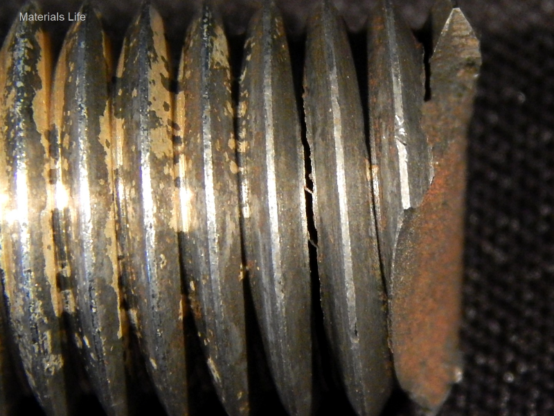 Macroscopic detail of the stud, adjacent to the fracture, showing that there are several secondary cracks at the bottom of the thread fillets, without any deformation evidence.  This reveals a brittle material behavior, although the hardness measured at the stud end revealed 33HRc, as should be expected by the material specification.