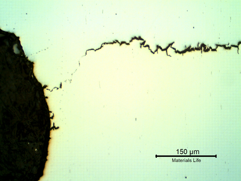 As polished micrography of the bottom of the thread fillet, where a cracking is still closed, showing the microscopical morphology of the cracking.