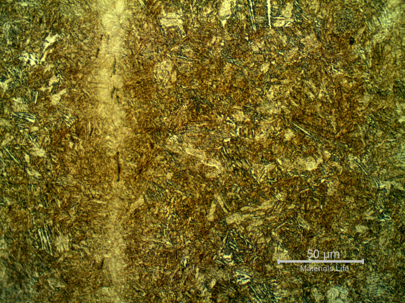 Micrographic detail of the segregated bands, not uniformly distributed in the section. The bands are associated to elongated and aligned inclusions, and a refined microstructure, probably due to carbon and alloying elements concentration. The localized microhardness (50g) in the band showed levels about 540HV, and out of the band, in the same localtion, presented an average hardness of 321 HV, indicating that the material is non uniform in the regions where there are bands.