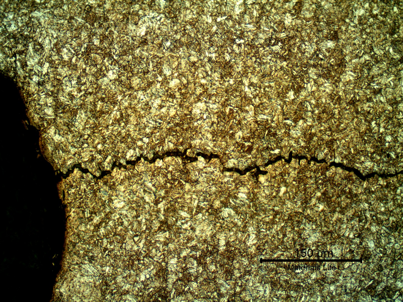 Micrography of the bottom of the thread fillet, presenting secondary cracks of intergranular morphology, not yet opened.