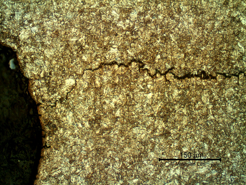 Micrography of the bottom of the thread fillet, presenting secondary cracks of intergranular morphology, not yet opened.