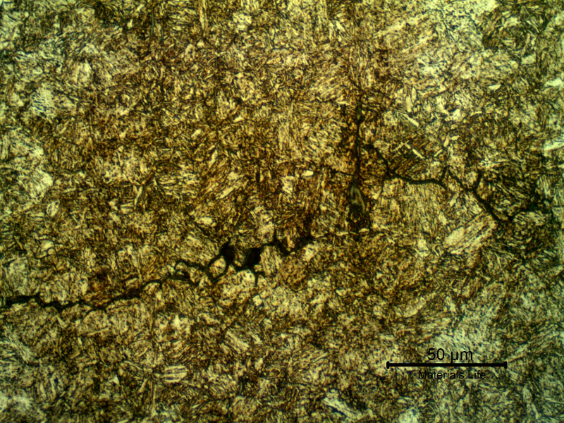 Micrography of the bottom of the thread fillet, presenting secondary cracks of intergranular morphology, propagating transverse to the stud axis, but presenting longitudinal openings in inclusions.