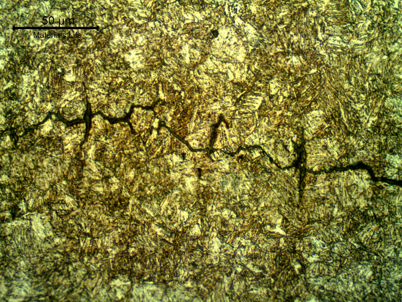 Micrography of the bottom of the thread fillet, presenting secondary cracks of intergranular morphology, propagating transverse to the stud axis, but presenting longitudinal cracks associated to inclusions.