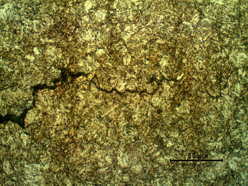 Micrography of the bottom of the thread fillet, presenting secondary cracks of intergranular morphology, propagating transverse to the stud axis, but presenting longitudinal openings.