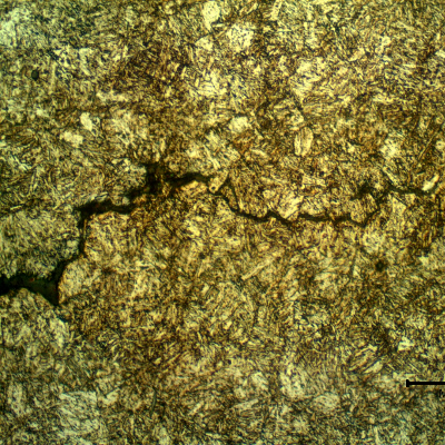 Micrography of the bottom of the thread fillet, presenting secondary cracks of intergranular morphology, propagating transverse to the stud axis, but presenting longitudinal openings.