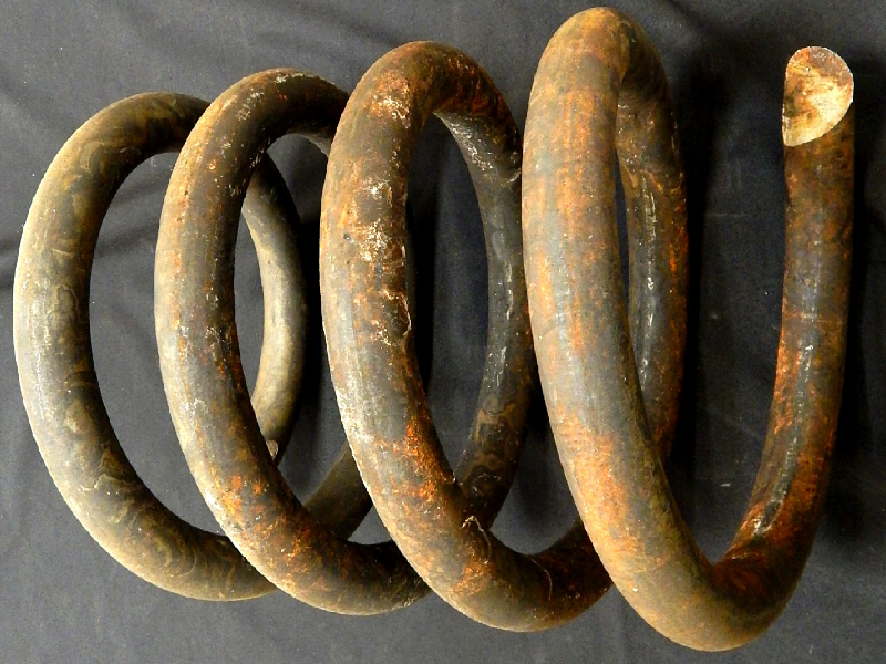 Aspect of the broken spring. The wire is 1 1/2" diameter and the ourter diameter of the spirals is 12 1/2", in a 20" height spring.
It was broken in several pieces.