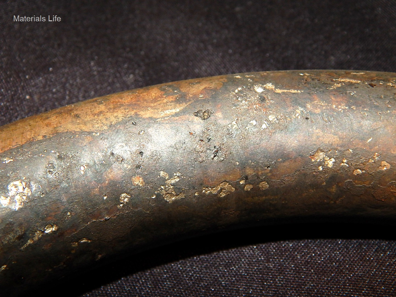 Corroded spots (shallow pits) at the spring surface.