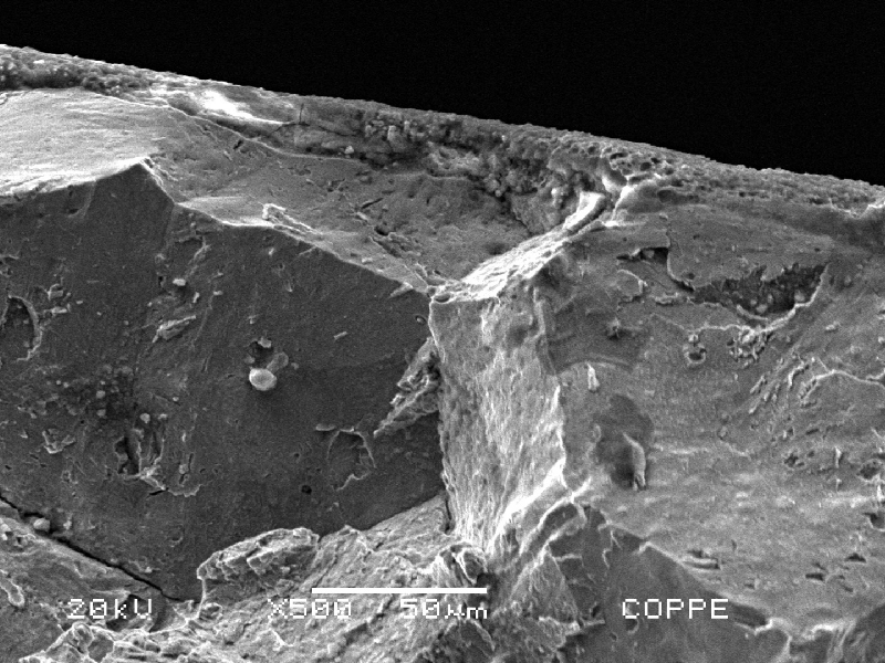 Image detail presenting the intergranular fracture surface at the fracture initiation point.