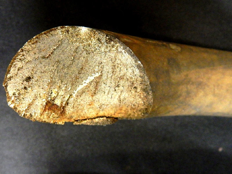 Aspect of the fracture surface showing a strong difference between the fracture initiation and fracture propagation. This fracture was sectioned and the micrographies are presented showing the diferences in the fracture morphology.
