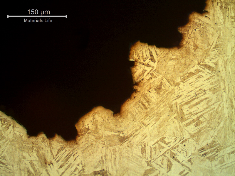 Micrographic detail of the transgranular morphology of the fracture surface, in the final propagation of the failure.