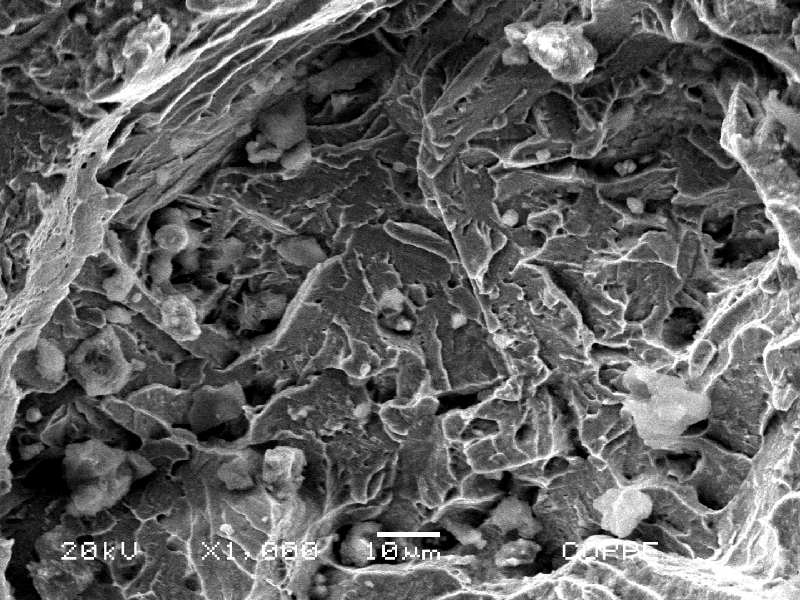 Transgranular fracture micromechanism in the final propagation of the fracture. Quasecleavage.