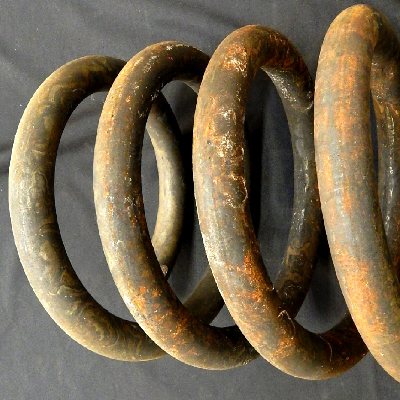 Aspect of the broken spring. The wire is 1 1/2" diameter and the ourter diameter of the spirals is 12 1/2", in a 20" height spring.
 It was broken in several pieces.