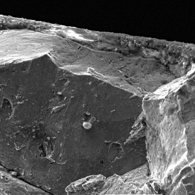 Image detail presenting the intergranular fracture surface at the fracture initiation point.