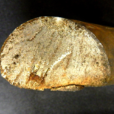 Aspect of the fracture surface showing a strong difference between the fracture initiation and fracture propagation.  This fracture was sectioned and the micrographies are presented showing the diferences in the fracture morphology.
