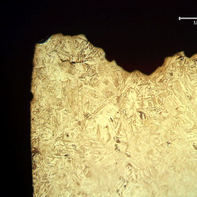 Micrography of a section transverse to the fracture, in the starting point, showing the intergranular morphology of the fracture surface.