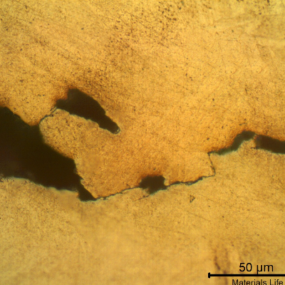 Micrographic detail of the transgranular morphology of the fracture surface, in the final propagation of the failure.