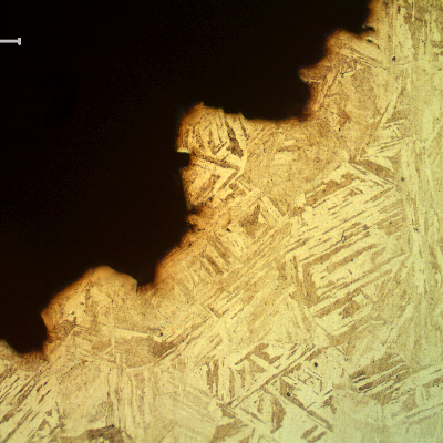 Micrographic detail of the transgranular morphology of the fracture surface, in the final propagation of the failure.