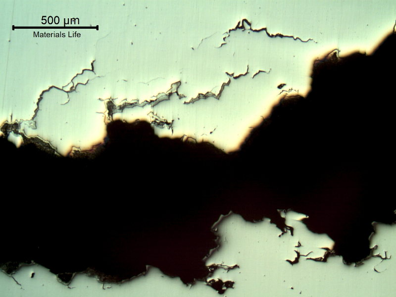 Micrography of the cracking parallel to the fracture, as polished. The fracture is branched, there are several secondary cracks, with a clear intergranular morphology.