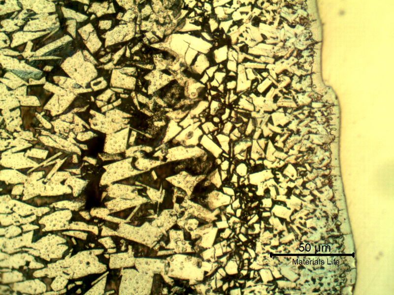 Micrographic detail of the zinc layer at the surface.