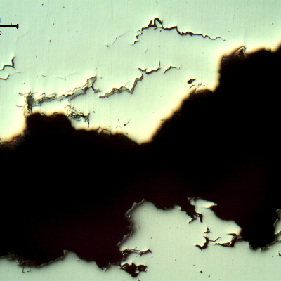 Micrography of the cracking parallel to the fracture, as polished. The fracture is branched, there are several secondary cracks, with a clear intergranular morphology.