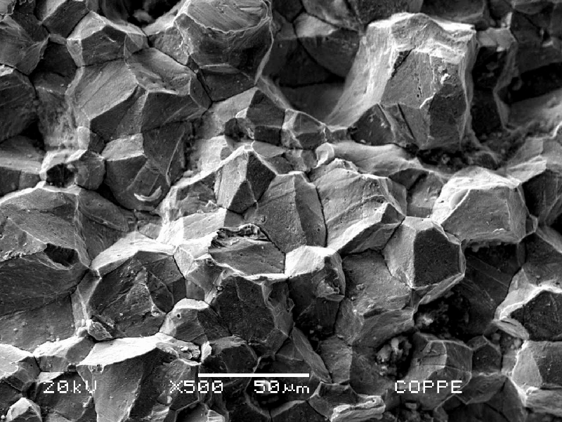 Fractographic aspect by scanning electron microscopy, close to the surface the broken bolt, presenting intergranular fracture micromechanism.