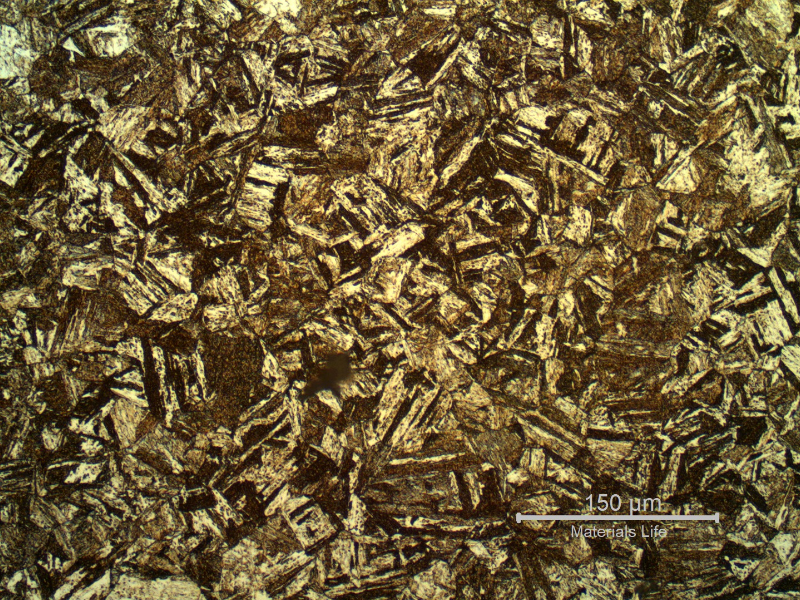 Micrography of a longitudinal section, in the center, of the broken 5/8" bolt, presenting an aged martensitic structure.
