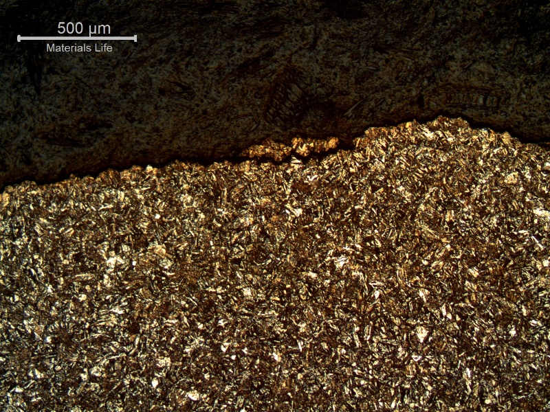 Micrography of a longitudinal section of the bolt, at the fracture (top of the figure), in the middle of the thickness. The fracture is macroscopically flat.