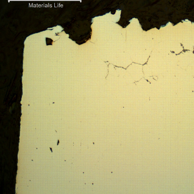 Micrography of a longitudinal section of the bolt, in a position close to the fracture (top) and bolt surface (left ), presenting several secondary intergranular cracks.
